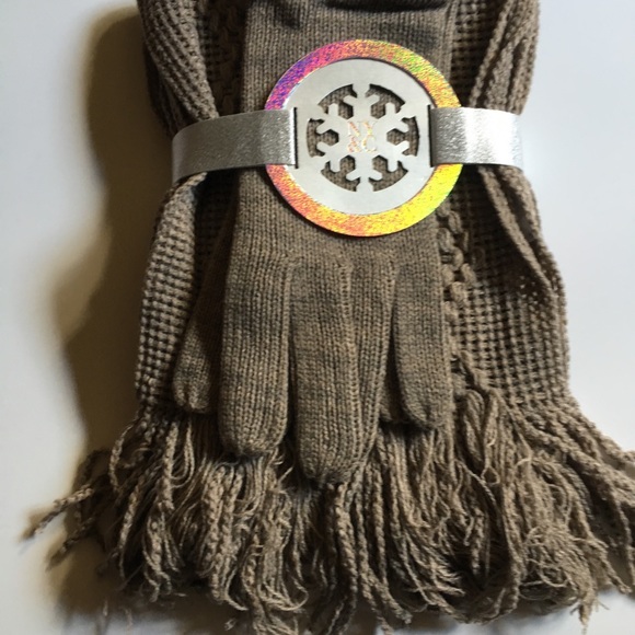 NWT NYC Scarf & Gloves - Picture 4 of 6